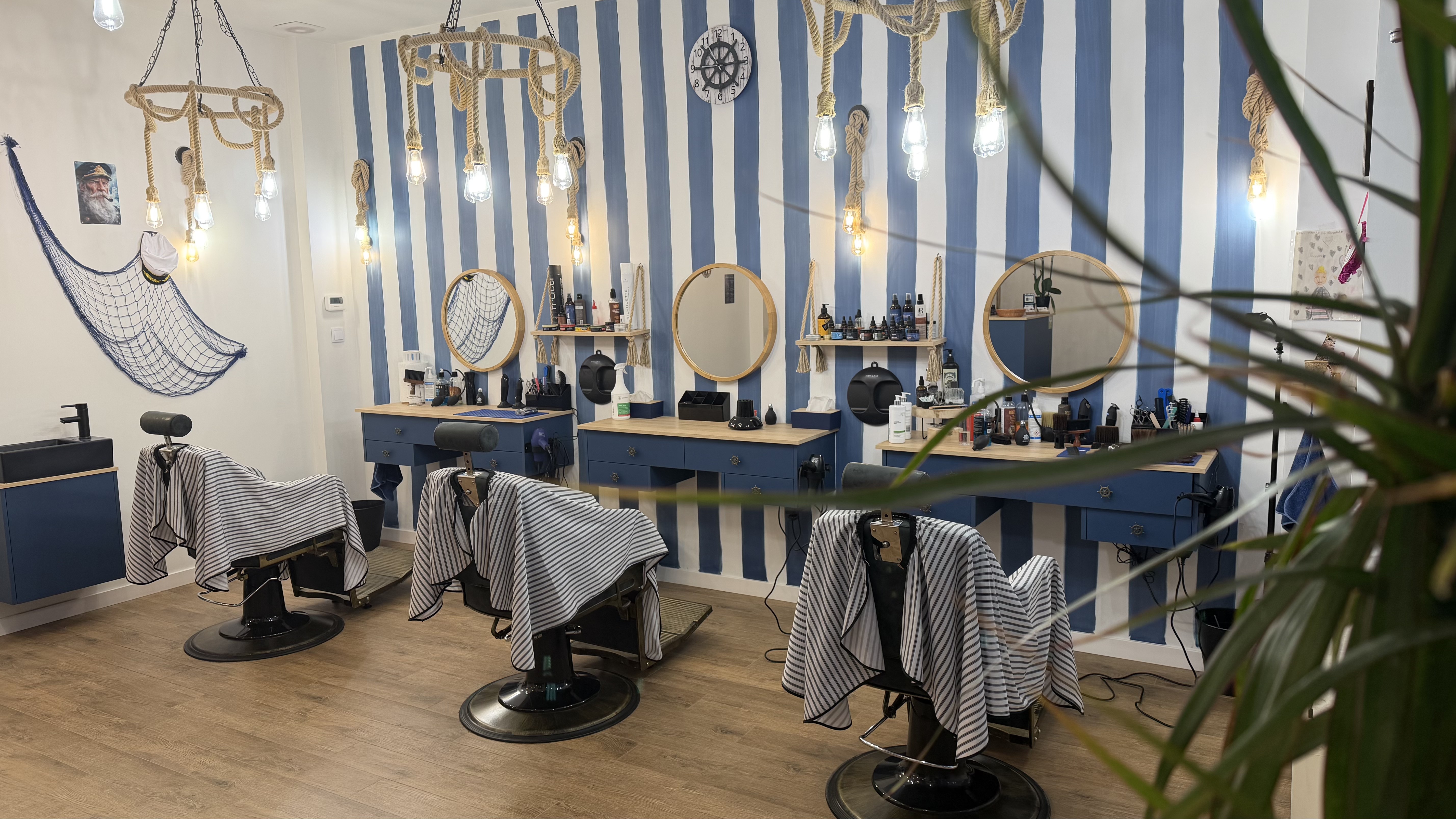 Klimatyczne wnętrze barbershopu Marina Barber Bay
