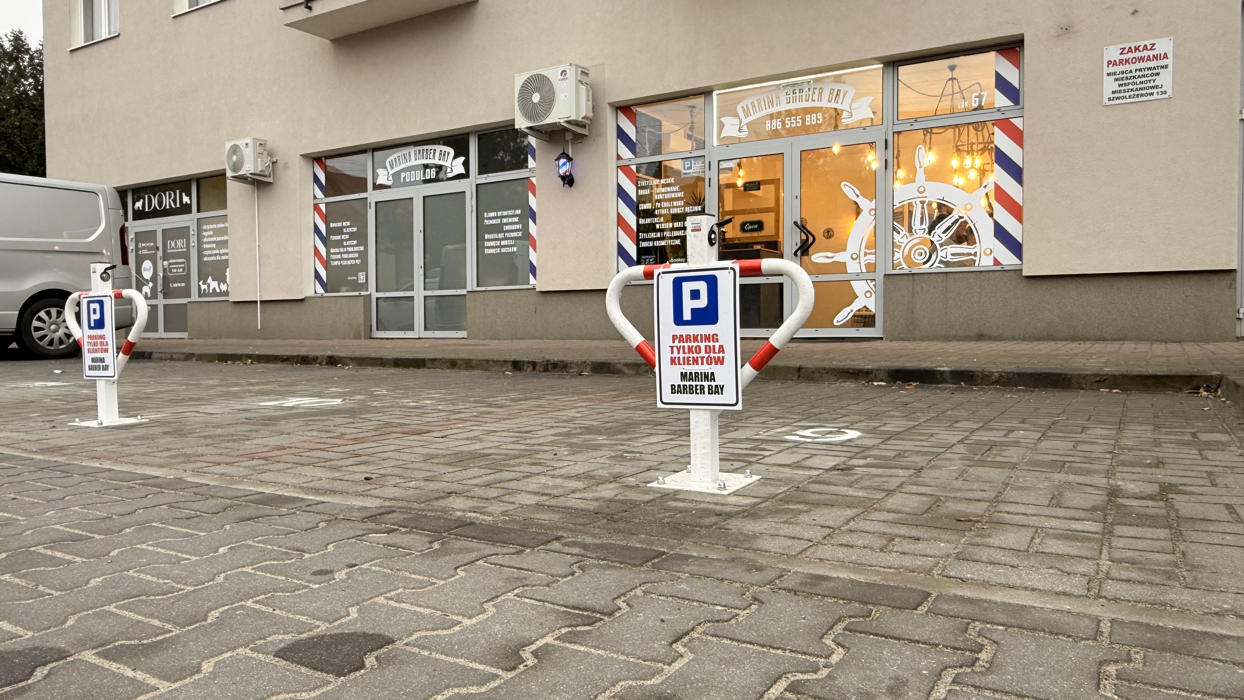 Parking dla klientów oraz stojak na rowery przy barbershopie